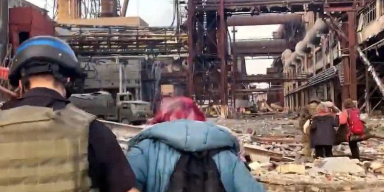 Azovstal, evacuazione continua: salvati 50 civili