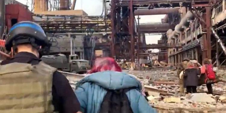 Ucraina, Azov smentisce resa: “Bandiera bianca per evacuazione cittadini”
