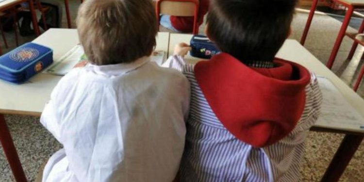 Bambini costretti a cantare inno Roma. Proteste dei genitori: “Mio figlio laziale piangeva”