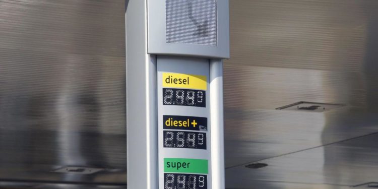 Carburanti, prezzi oggi: aumenta benzina, giù il diesel