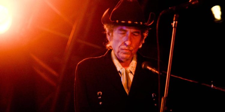 Bob Dylan, venduto per 60.500 dollari testo autografato di una canzone