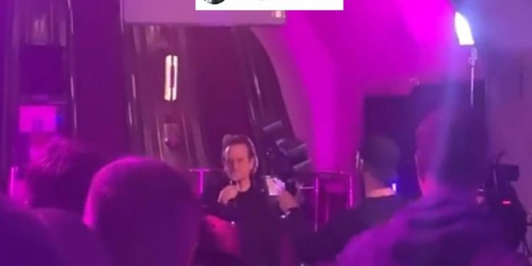 Ucraina, U2 a Kiev: Bono e The Edge si esibiscono in metro