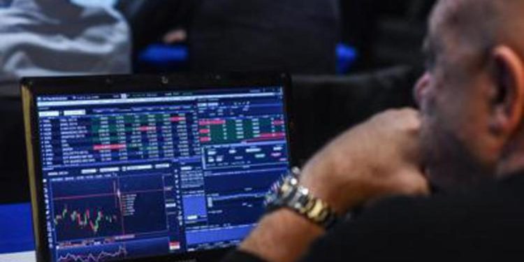 Piazza Affari chiude negativa, bene Stm e Poste Italiane