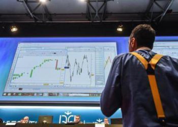 Piazza Affari in positivo, spread sopra 200pb