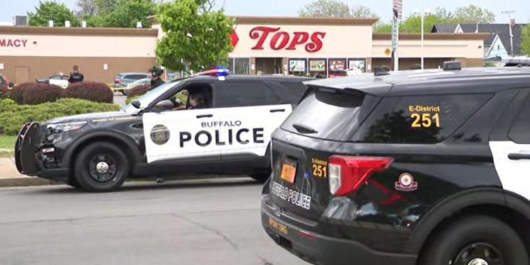Strage a Buffalo, spara in supermercato: almeno 10 morti