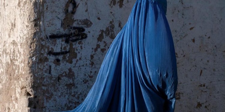 Afghanistan, talebani impongono alle donne il burqa in pubblico