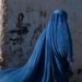 Afghanistan, talebani impongono alle donne il burqa in pubblico