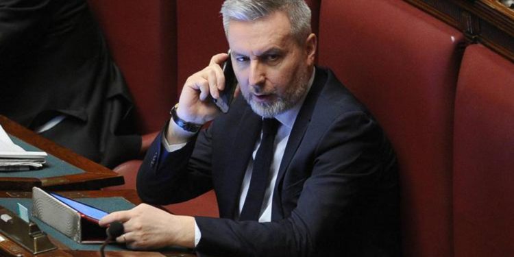 Armi a Ucraina, ancora tensione M5S-Guerini: “Da ministero precisazione imbarazzata”