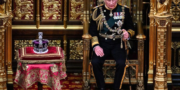 La prima volta di Carlo a Westminster, il principe parla al posto della Regina