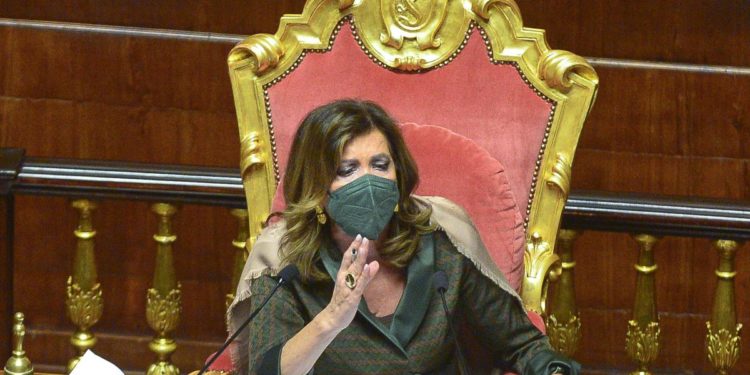 Casellati bacchetta Granato senza mascherina: “O la mette o va via” e lei lascia Aula