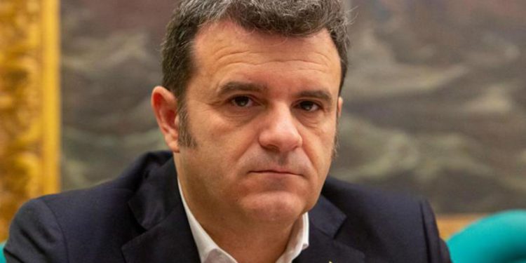 Peste suina, Centinaio: “Allerta per caso Roma ma non allarme, attendiamo Dna”