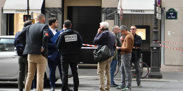 Rapina a mano armata da Chanel nel centro di Parigi