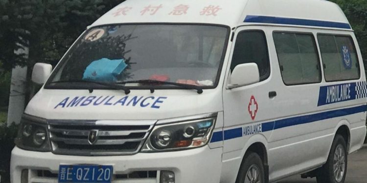 Cina, aereo esce fuori pista in fase decollo e si incendia: 40 feriti
