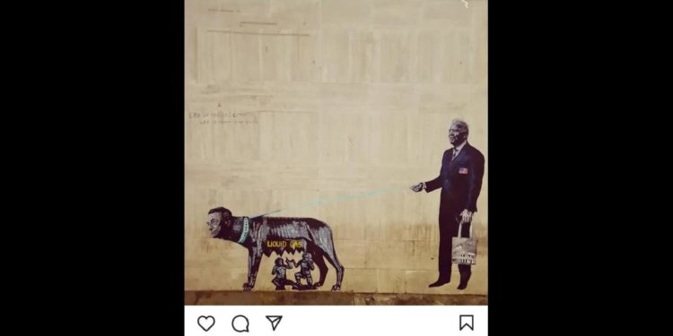 M5S, tesoriere posta foto di Draghi al guinzaglio di Biden