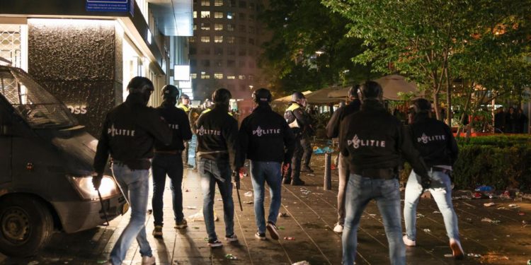 Conference League finale, 72 arresti tra tifosi Feyenoord a Rotterdam