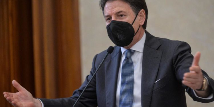 Governo, Conte: “Non voglio crisi, lavoro per rafforzare Draghi”