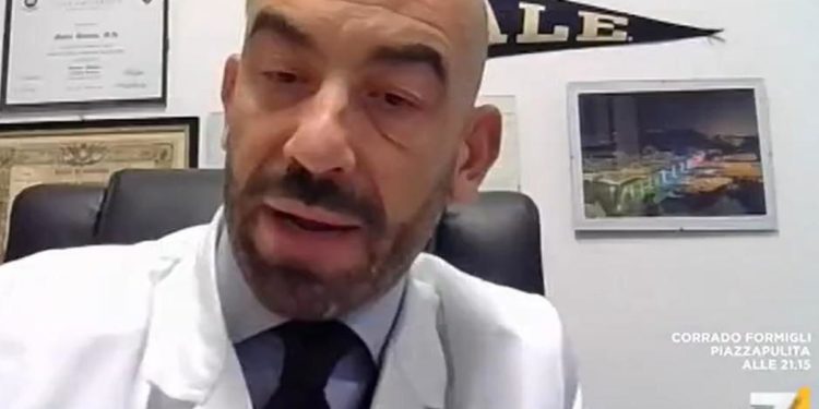 Vaiolo delle scimmie, Bassetti: “Subito quarantena per infetti e contatti stretti”