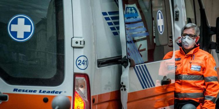 Incidente sul lavoro oggi, operaio incastrato in macchinario muore nel Bresciano