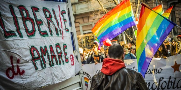 Alessandria, denunciata aggressione omofoba: “Insultata e picchiata dal vicino”