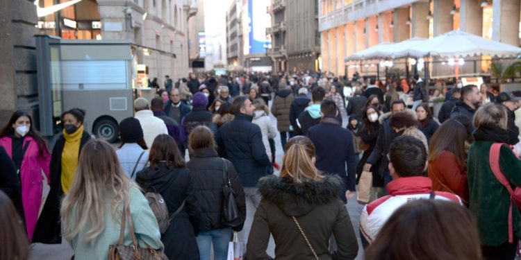 Covid oggi Italia, contagi e morti in calo: report Gimbe