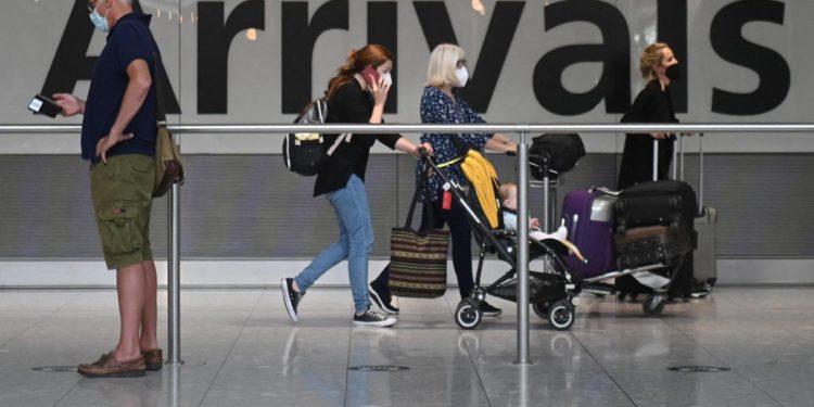 Covid, dal 16 maggio stop obbligo mascherina in aereo