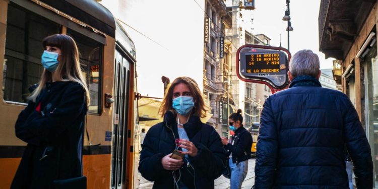 Mascherine al chiuso e Green pass, cosa cambia da oggi 1 maggio: nuove regole