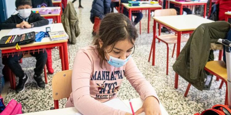Mascherine a scuola, Ricciardi: “Solo 40% è vaccinato, inopportuno toglierle”