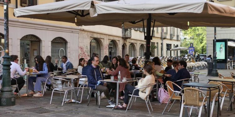 Covid Italia, Iss: “Casi in costante diminuzione. Aumenta diffusione Omicron 4”