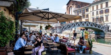 Covid oggi Italia, report Iss: in calo Rt e incidenza