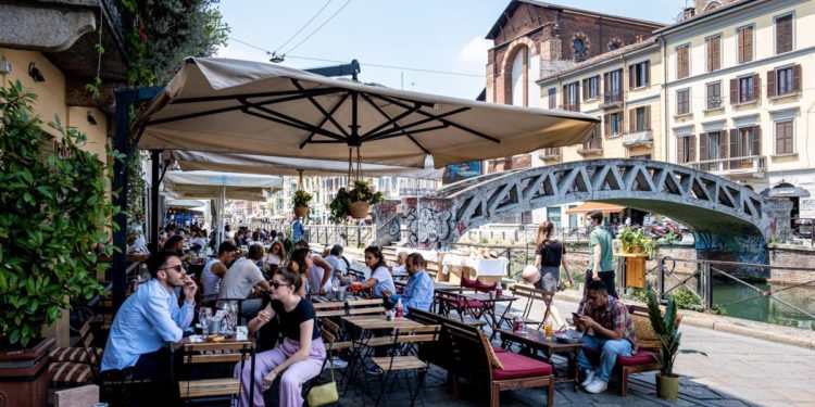 Covid oggi Italia, report Iss: in calo Rt e incidenza