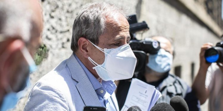 Crisanti: “Studenti tengano mascherine a scuola”