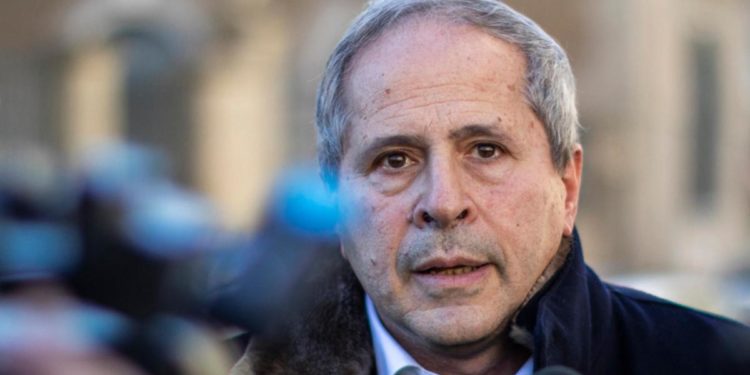 Mascherine e covid, Crisanti: “Solo ai fragili, per gli altri meglio non proteggersi”