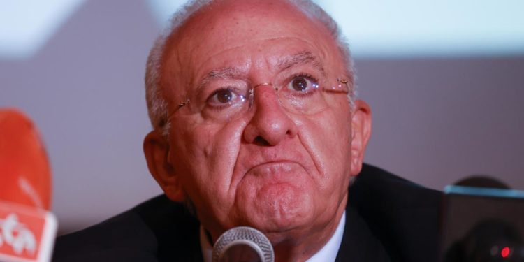 Obbligo mascherina Campania, pronta ordinanza per negozi e supermercati