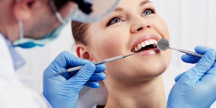 Tangenti sulle protesi dentali, ai domiciliari due medici e tre manager