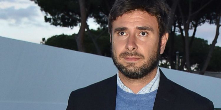 Draghi al guinzaglio di Biden, Di Battista loda foto