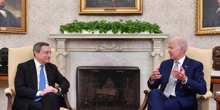 Ucraina, Draghi a Biden: “Italiani ed europei chiedono pace”