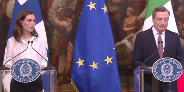 Armi a Ucraina, Draghi: “Ue aiuta Kiev a difendersi”