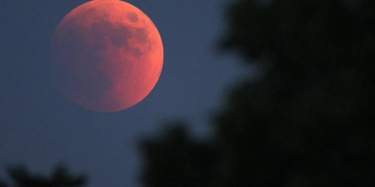Luna rossa 2022, questa notte l’eclissi totale: orari e dove vederla
