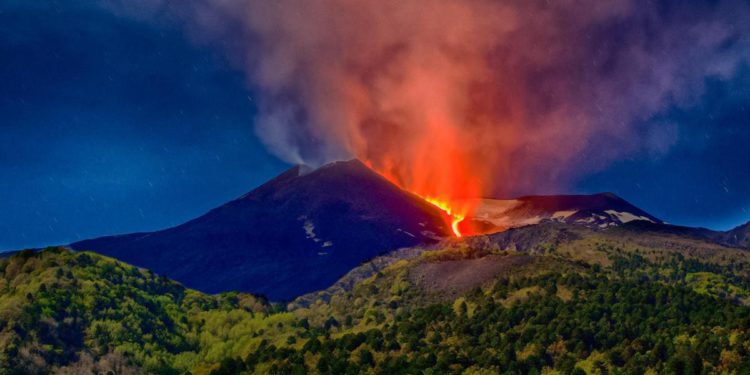 Etna oggi eruzione, continua colata da cratere Sud-Est