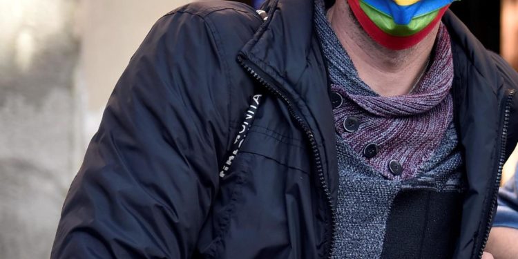 Omofobia, 16enne aggredito a calci e pugni: “Non vogliamo gay in famiglia”