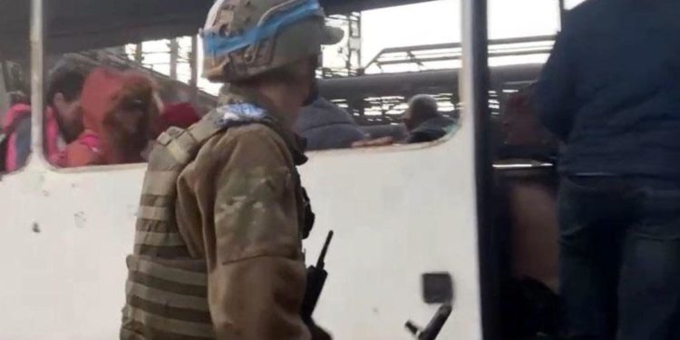 Azovstal, il comandante: “Evacuati civili e feriti, ora fuori vittime”