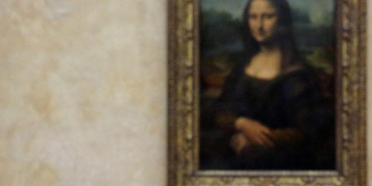 Louvre, visitatore tira una torta contro la Gioconda
