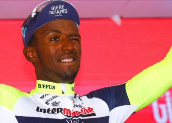 Giro d’Italia 2022, Girmay in ospedale: tappo dello spumante gli finisce in un occhio