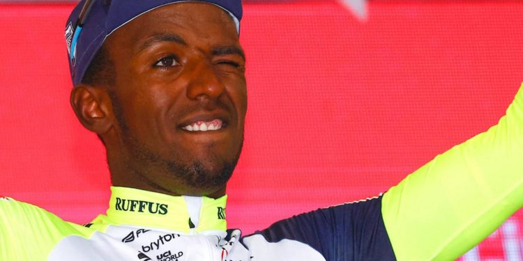 Giro d’Italia 2022, Girmay in ospedale: tappo dello spumante gli finisce in un occhio