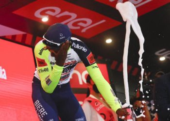 Giro d’Italia 2022, tappo spumante nell’occhio: Girmay si ritira