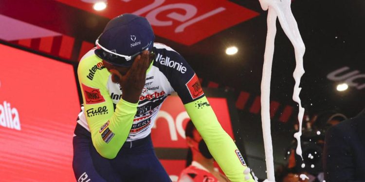 Giro d’Italia 2022, tappo spumante nell’occhio: Girmay si ritira