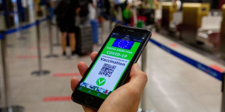 Stop Green pass per entrare in Italia: cosa dicono Bassetti, Clementi, Ricciardi