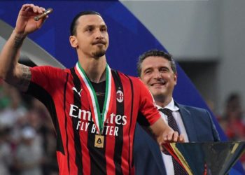 Scudetto Milan, Ibra con un sigaro per la premiazione