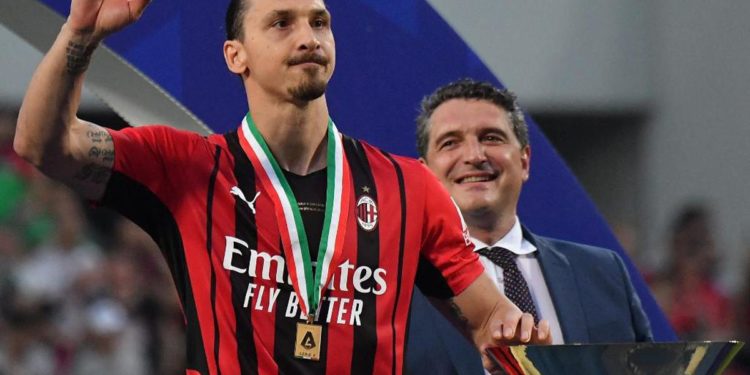 Scudetto Milan, Ibra con un sigaro per la premiazione