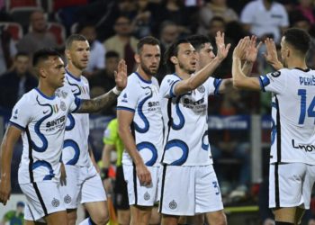Cagliari-Inter 1-3, nerazzurri rinviano festa Milan